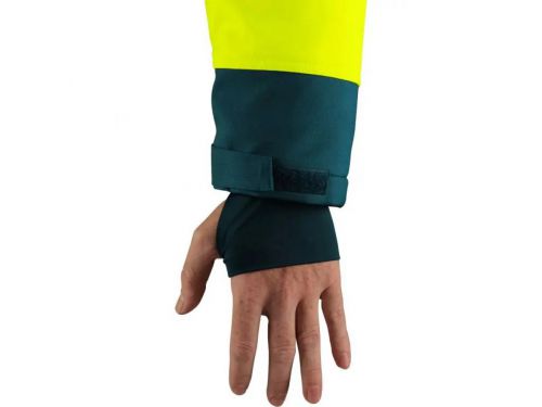 Pánská výstražná zateplená bunda s odepínací kapucí, odolná proti vodě a větru. Fleecový límec, větrání v podpaží, regulovatelné manžety na rukávech, vnitřní manžety v rukávech, kryté zapínání na zip a druky, náprsní a boční kapsy na zip, v pravé náp