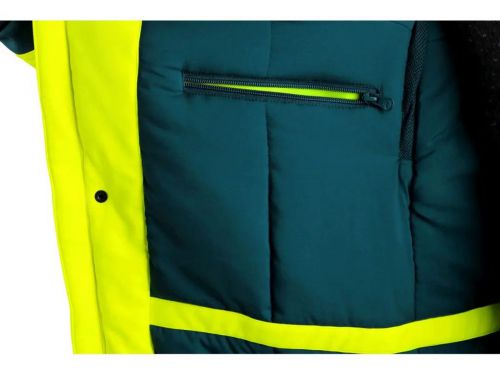 Pánská výstražná zateplená bunda s odepínací kapucí, odolná proti vodě a větru. Fleecový límec, větrání v podpaží, regulovatelné manžety na rukávech, vnitřní manžety v rukávech, kryté zapínání na zip a druky, náprsní a boční kapsy na zip, v pravé náp